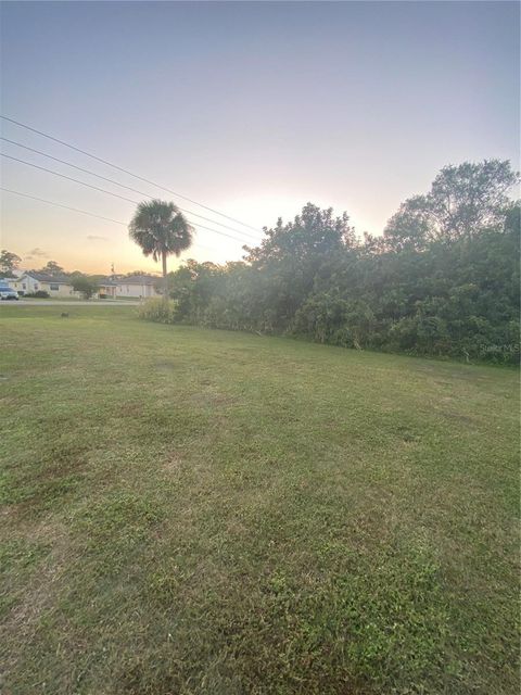 A home in FORT PIERCE