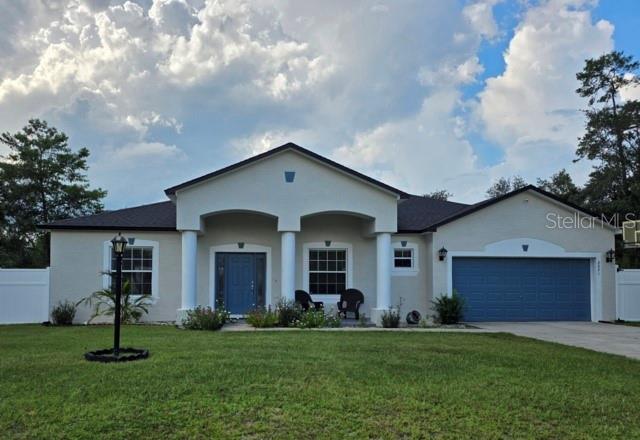 This inviting residence boasts three well-appointed bedrooms and two full bathrooms, offering a harmonious
blend of comfort, convenience, and affordability. The property has been meticulously maintained and is
situated in a highly desirable, HOA-free neighborhood in Marion Oaks. Upon entering, you will find a seamless
integration of comfort and functionality. The kitchen, designed for entertaining, overlooks the great room. The
home features a spacious family room with cathedral ceilings, an open-concept kitchen and dining area, and a
kitchen equipped with ample cabinet and counter space. Don't miss your chance to make this beautiful home
yours—schedule your showing today!