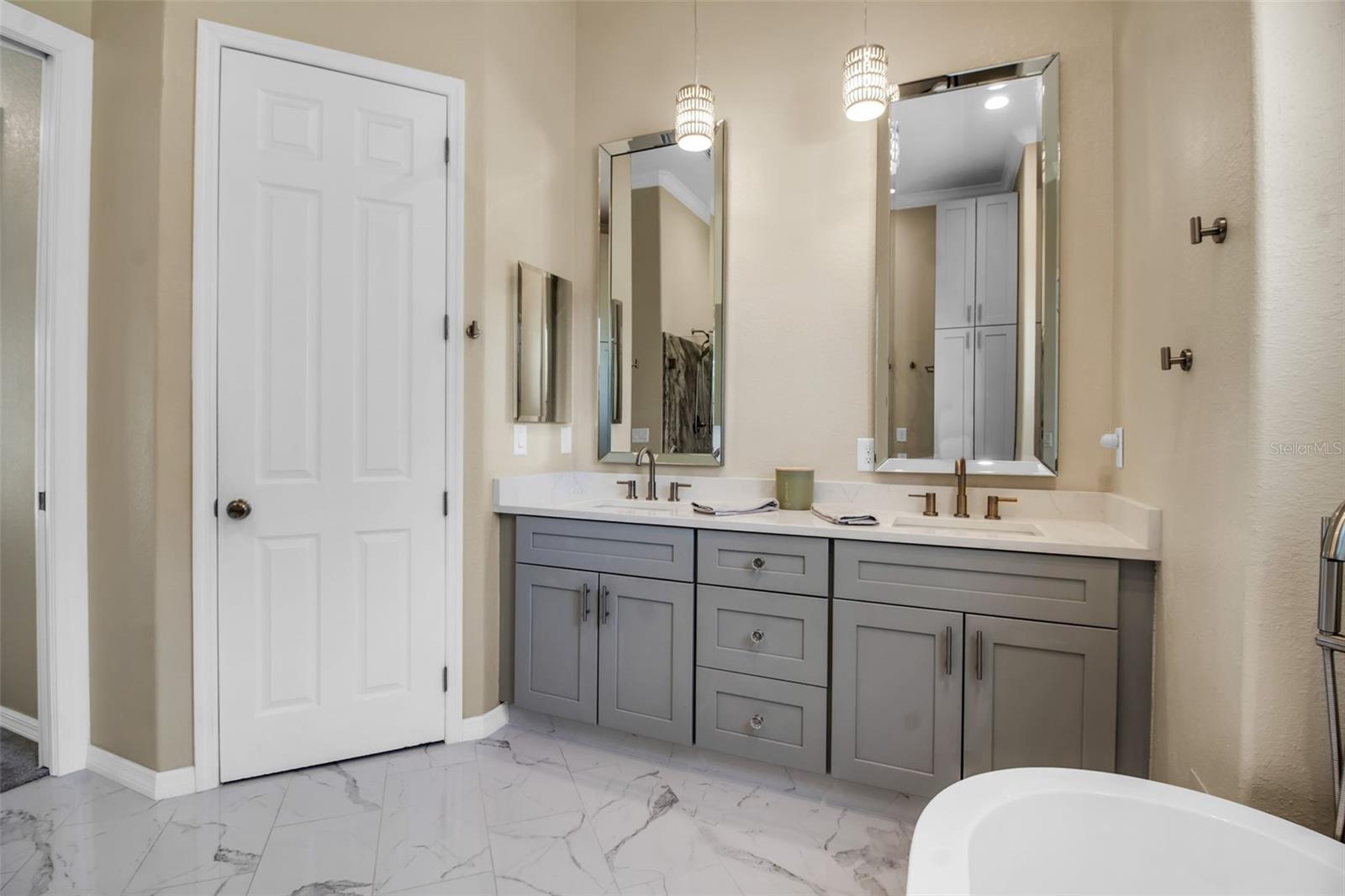 SOUTH VENICE - Residential