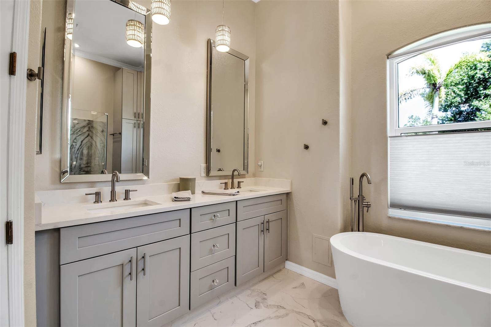 SOUTH VENICE - Residential