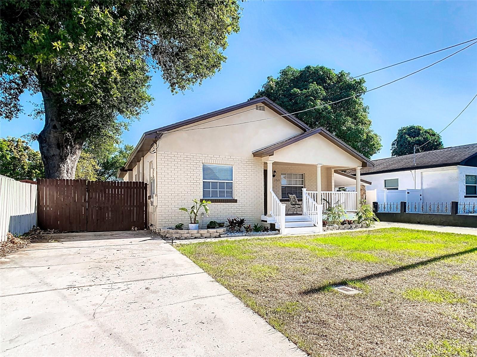 This beautifully renovated 3-bedroom, 2-bathroom, 1,362 sqft gem is perfectly located in the heart of Tampa—just minutes from Tampa International Airport, Raymond James Stadium, Midtown, top-rated hospitals, and some of the best dining and entertainment the city has to offer.
Currently operating as a successful short-term rental, this property boasts a consistent 5-star rating from satisfied guests who appreciate its comfort, convenience, and style. The home comes fully furnished and move-in ready—perfect for immediate occupancy or seamless income generation.
Enjoy a spacious layout, modern finishes, and a fully fenced yard with ample parking space, ideal for families or group stays.
