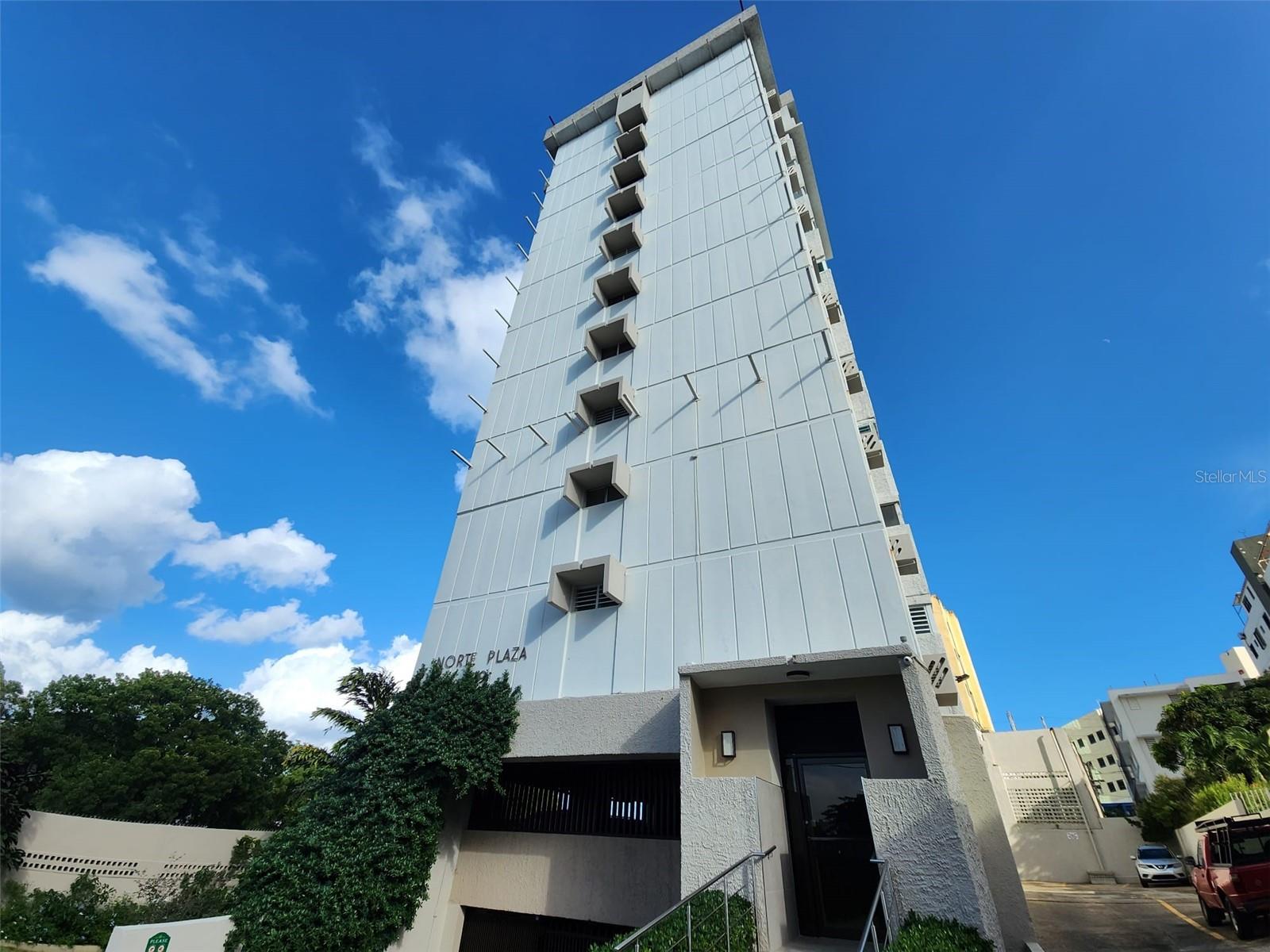 Studio for Rent in Santurce. Unique rental opportunity in one of the best areas of San Juan!
Looking for a comfortable, central place to live in San Juan? Don't miss this opportunity! Modern studio apartment for rent in the heart of Santurce, a vibrant and lively area, ideal for both students and professionals. Property characteristics Location: Rosario Street, Santurce, cul de sac, remodeled studio with A/C and separate bedroom and living room areas. Has 1 full bathroom, equipped kitchen, fridge, microwave, washing machine and dryer, 1 controlled parking lot, keyed elevator. Balcony with city views Walking to Ciudadela, San Jorge Hospital and very close to La Placita. Close to supermarkets, restaurants and 10 minutes to the airport. Price and conditions: Monthly rent: $1,600 excludes utilities. Deposit: 1 month's rent + first month's rent. Minimum 1-year contract. Small dog allowed. We review credit, background, and employment. Call for showing appointment.