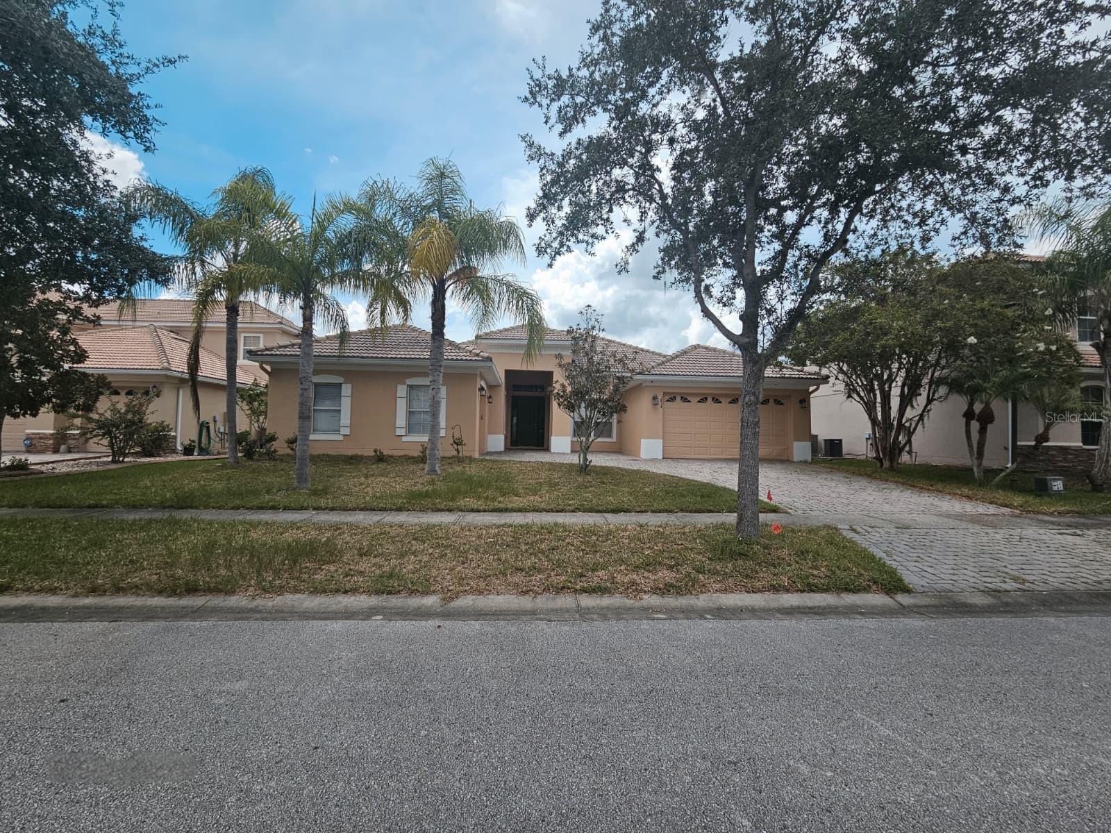 Welcome to your dream home in the sought-after Bellalago community! This beautifully maintained 4-bedroom, 3-bathroom residence offers spacious living, a functional split floor plan, and a serene backyard perfect for entertaining or relaxing.
Step inside to discover a bright, open-concept living and dining space with elegant tile floors, high ceilings, and plenty of natural light. The gourmet kitchen features granite countertops, 42” cabinets, a breakfast bar, and stainless steel appliances—perfect for family gatherings and home chefs alike.
The oversized master suite includes a walk-in closet, dual vanities, a soaking tub, and a walk-in shower. Three additional bedrooms provide comfort and privacy for family or guests. Enjoy your mornings on the covered lanai overlooking the landscaped backyard.
Bellalago is a gated, resort-style waterfront community with world-class amenities including a clubhouse, fitness center, multiple pools, tennis courts, basketball courts, walking trails, private boat ramp access to Lake Toho, and much more!