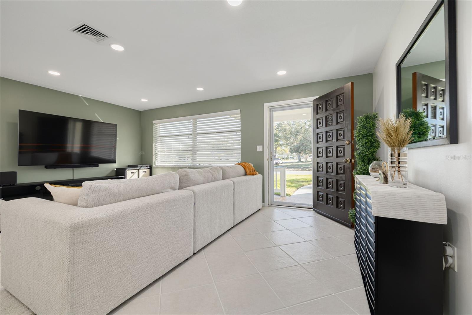 1736 ALGONQUIN DRIVE