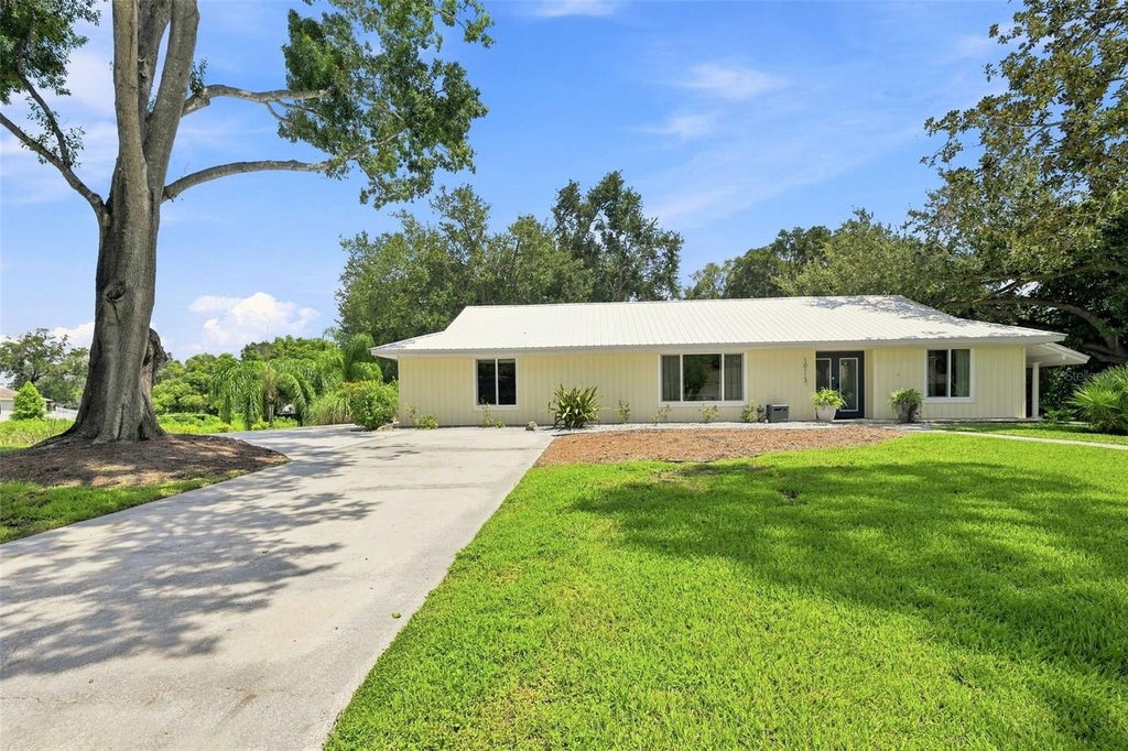 Photo of 10113 Lindelaan Drive, Tampa, FL 33618 (MLS # TB8545986)