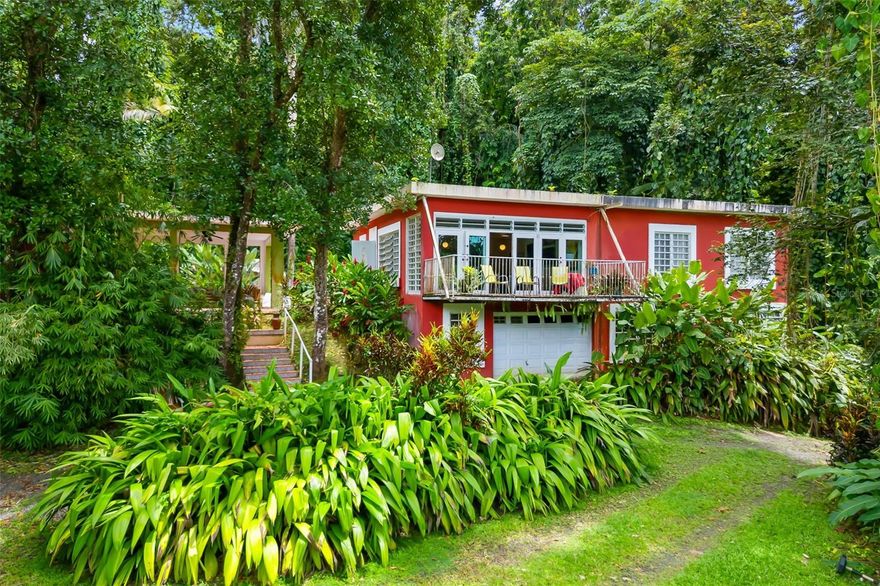 Located in El Verde, Río Grande, within a gated community, this property offers 5 acres of land with complete privacy, surrounded by lush tropical vegetation and just 7 minutes from El Yunque National Forest and Highway #3. The residence features 2 bedrooms and 1.5 bathrooms, a spacious terrace ideal for enjoying nature, a private swimming pool, and a first-floor room that requires repairs. Perfect for those seeking a peaceful retreat, a serene home, or an investment property with excellent potential for short-term rentals.