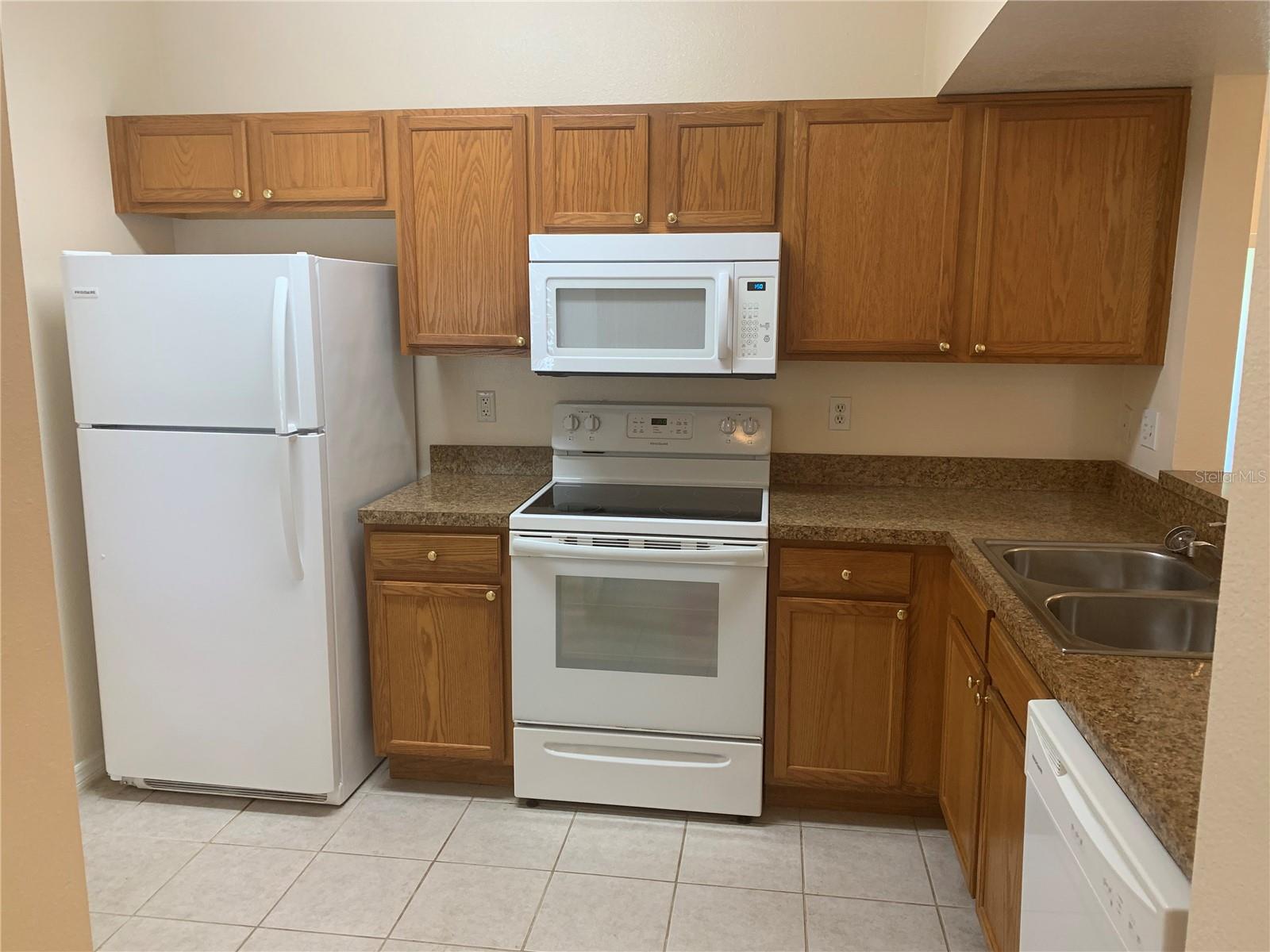 VILLAGES OF BLOOMINGDALE CONDO 03 - Residential Lease