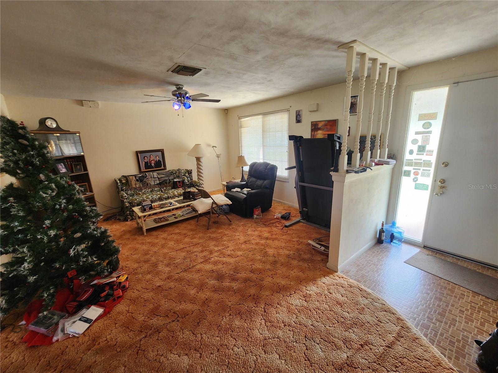1216 W WELLINGTON DRIVE