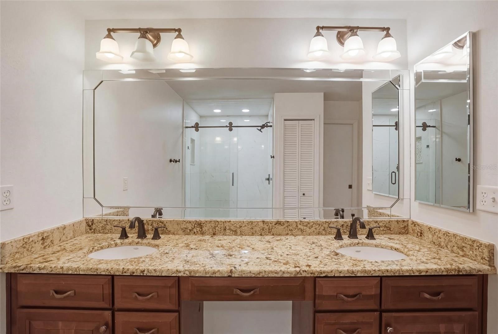 FAIRWAY LAKES TWNHMS VILLAG - Residential