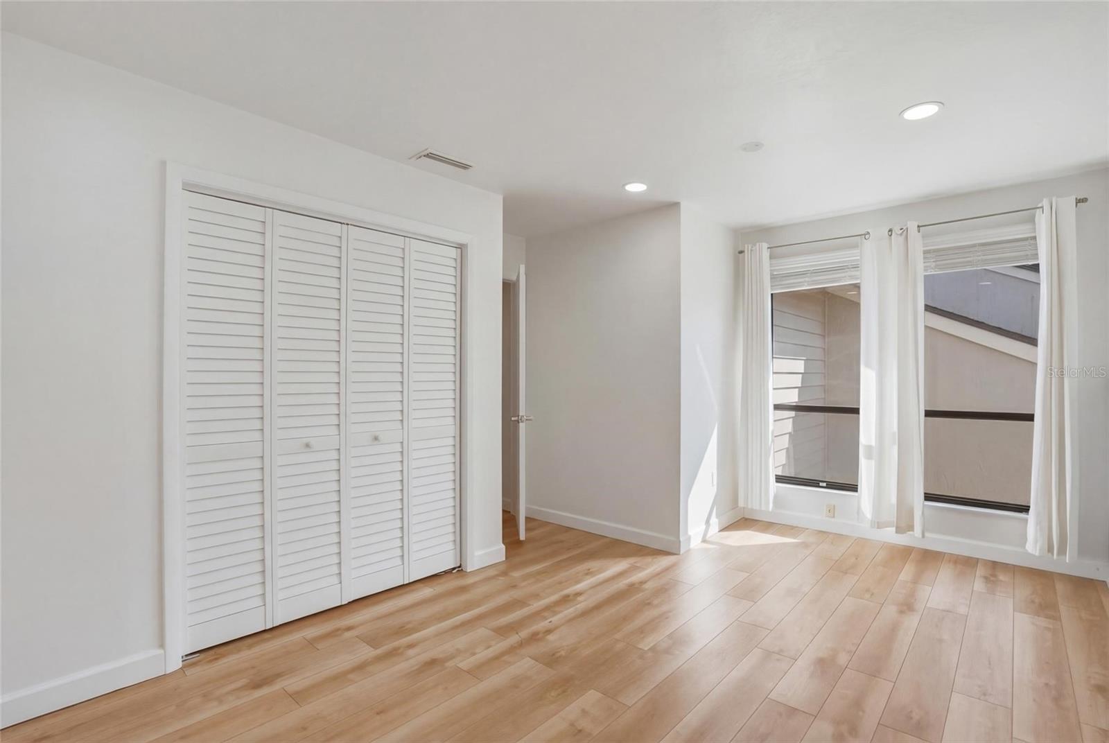 FAIRWAY LAKES TWNHMS VILLAG - Residential