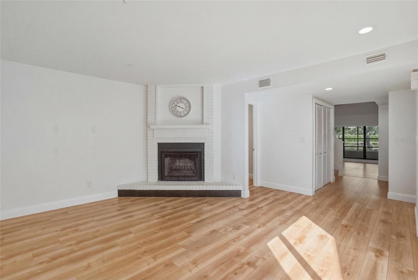 FAIRWAY LAKES TWNHMS VILLAG - Residential