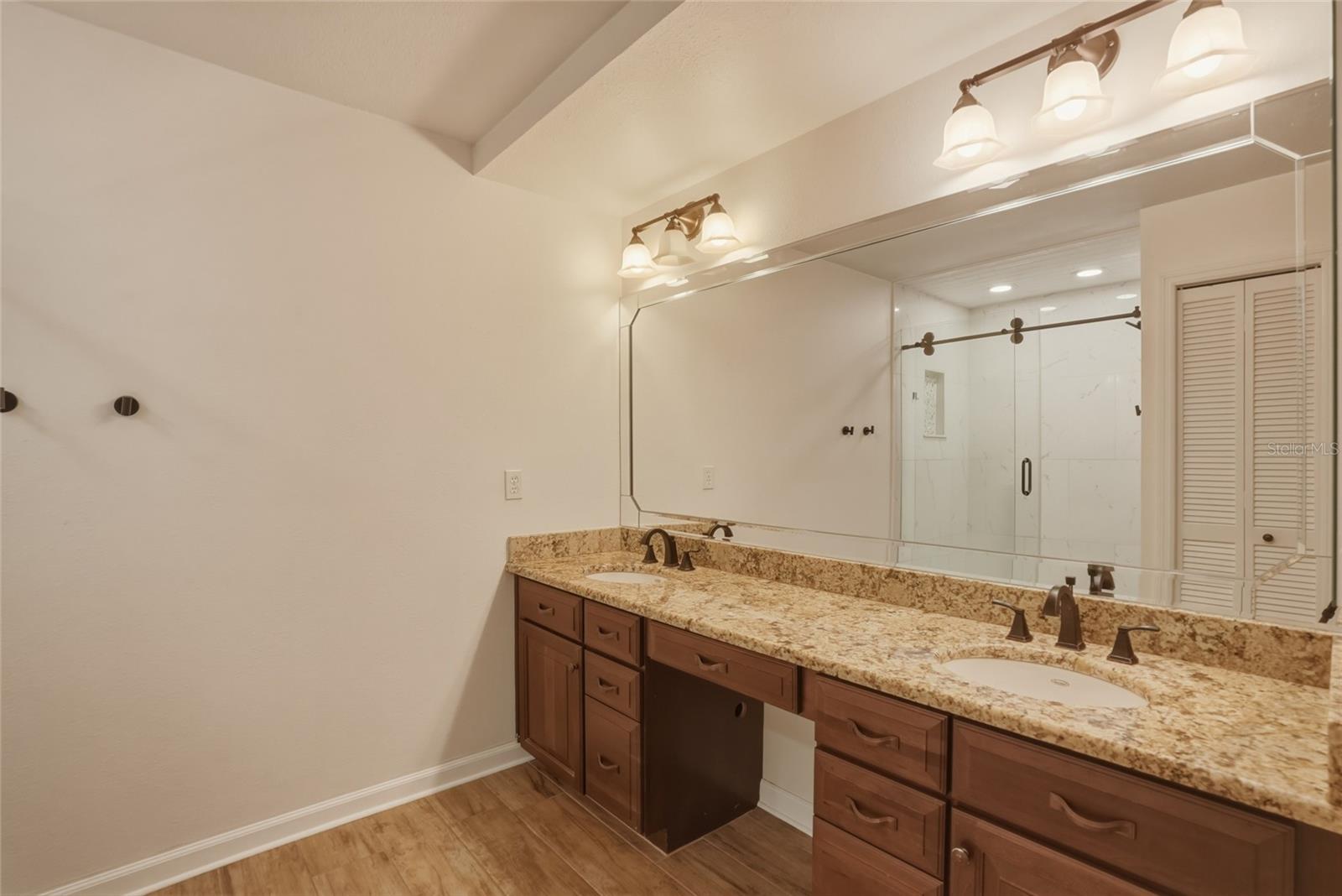 FAIRWAY LAKES TWNHMS VILLAG - Residential