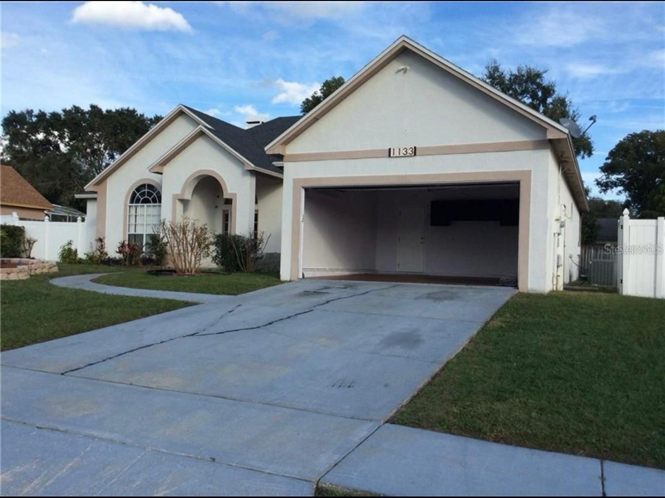 BEAUTIFUL 4 BEDROOM AND 2 BATH SINGLE FAMILY HOME NICE AND CLEAN READY TO MOVE IN WITH A FENCED BACK YARD WITH A NICE UNDER GROUD POOL TO SPEND TIME WITH FAMILY AND FRIENDS IN A QUITE NEIGHBOHOOD, NEAR STORES, RECREATIONAL PARKS AND MAIN HIGHWAYS.