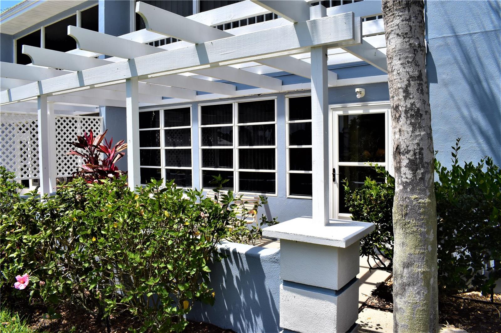 Available NOV DEC 2024 through JAN 2025 only. Farmingon Vista condominiums bottom floor unit with an outstanding view of the connecting ponds. Located in shark tooth capitol of the world Venice Florida where you can find prehistoric shark teeth. This condo features a new updated kitchen flooring and fresh paint, 2 bedrooms and 2 bathrooms, and bonus room gives this unique floor plan a larger living space. 1250 sqft and right across from the pool, Shope Venice Island for unique finds, outdoor cafes and plenty of shopping. sorry no pets allowed, Hoa fees are subject to change