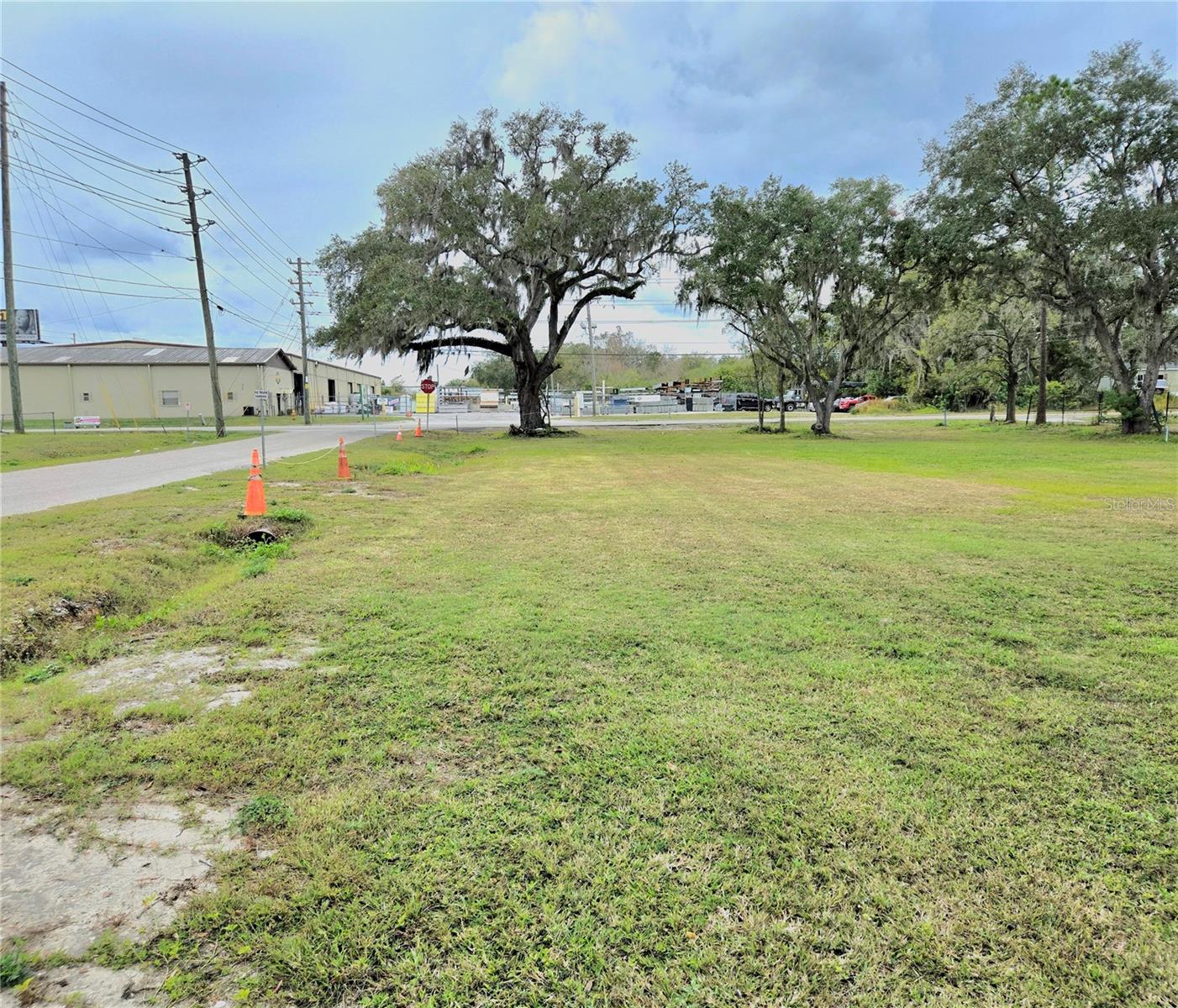 ROLLING FLATS - Land