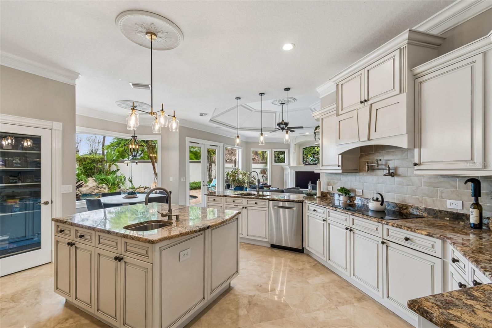 CHAMPIONS CLUB - Residential