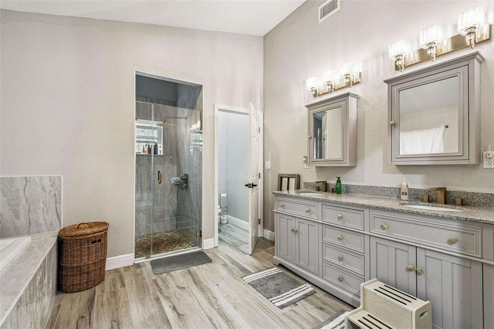 OAKRIDGE ESTATES - Residential