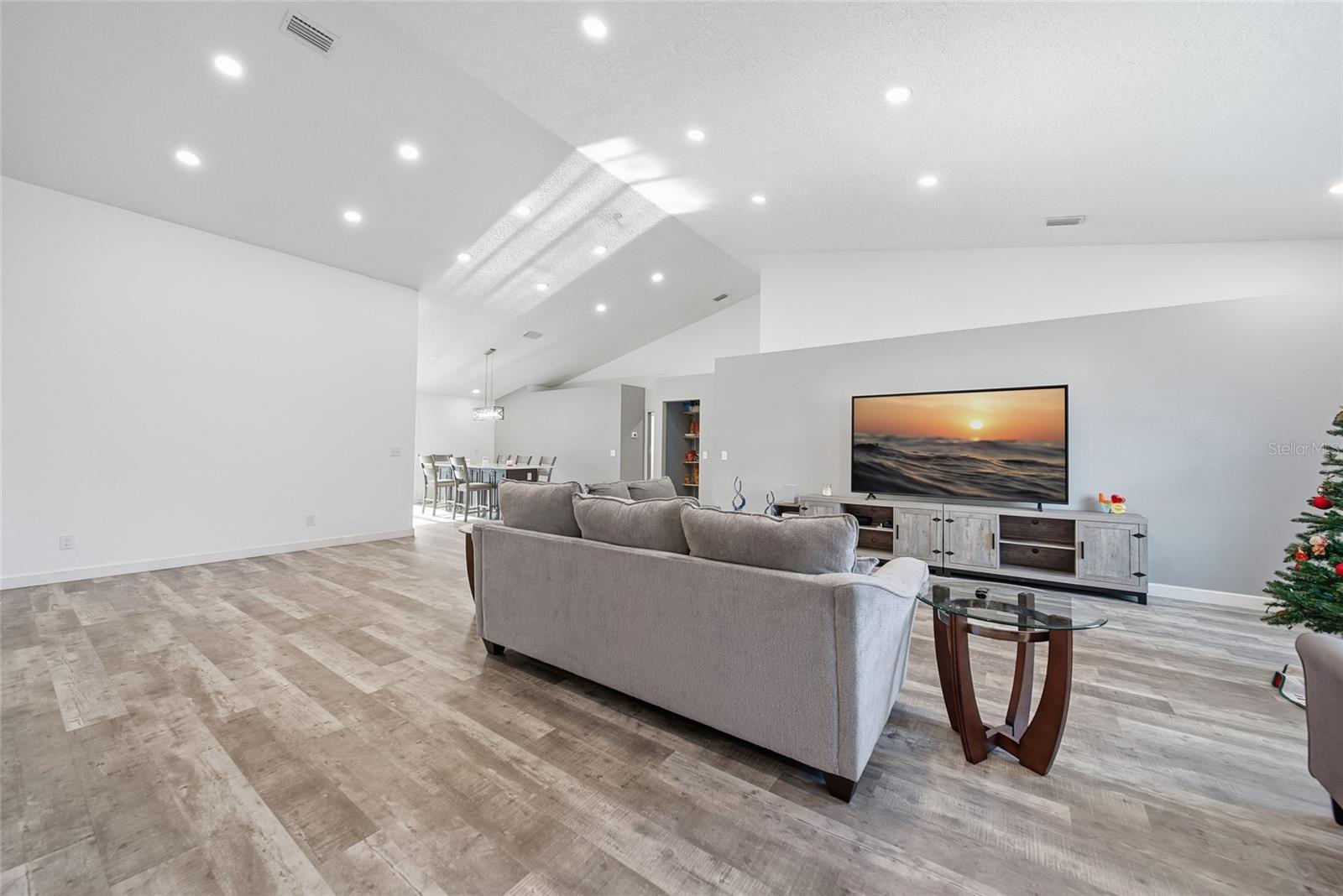 2SG | RIVERGLEN UNIT 2 - Residential