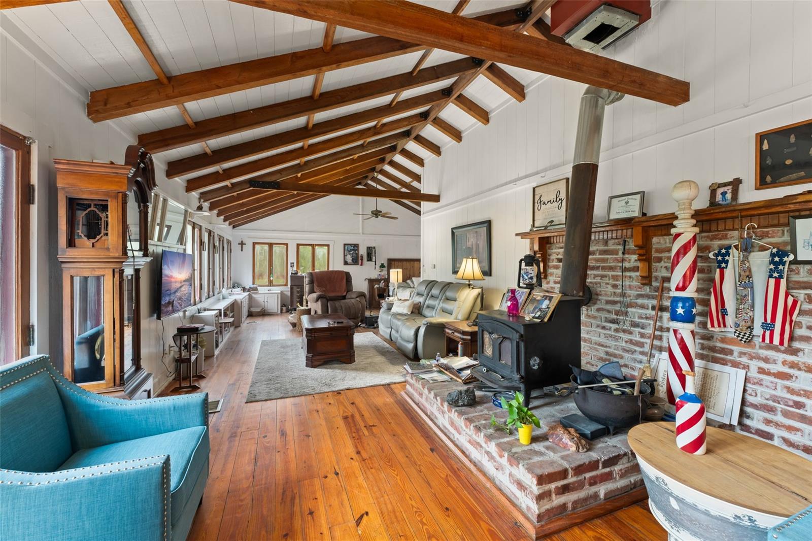 3946 LAKESHORE DRIVE