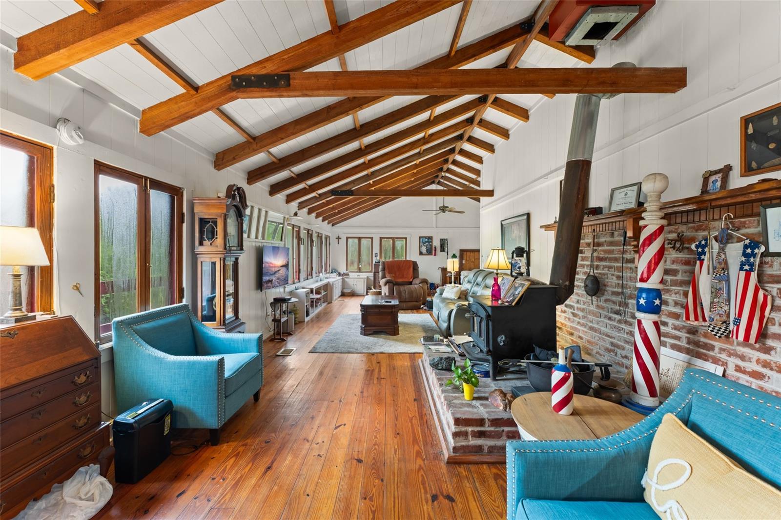 3946 LAKESHORE DRIVE