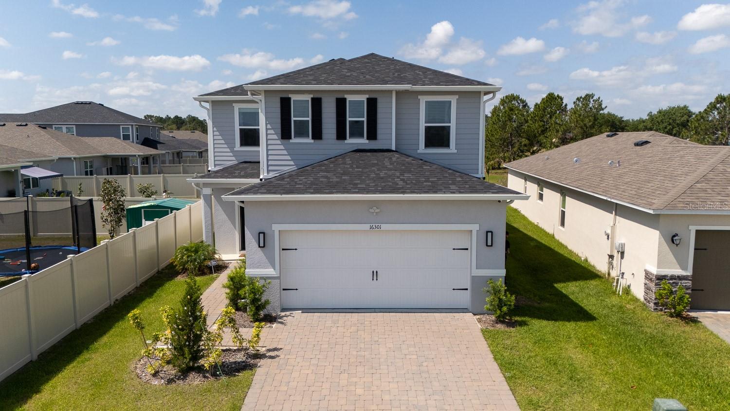 This beautiful property offers the perfect blend of comfort and functionality. Featuring 4 spacious bedrooms with closets and carpeting, plus 3 full bathrooms, it provides plenty of space for the whole family.
The open-concept layout seamlessly connects the kitchen, living, and dining areas, creating a warm and inviting atmosphere. The kitchen comes equipped with stainless steel appliances. A fully equipped laundry room adds convenience.
Step outside to enjoy a charming front garden and a covered back porch overlooking a large outdoor area — ideal for relaxing or entertaining.
Located in a community with pool, fitness center, playground, and tree-lined sidewalks. Close to shopping, schools, and essential services.