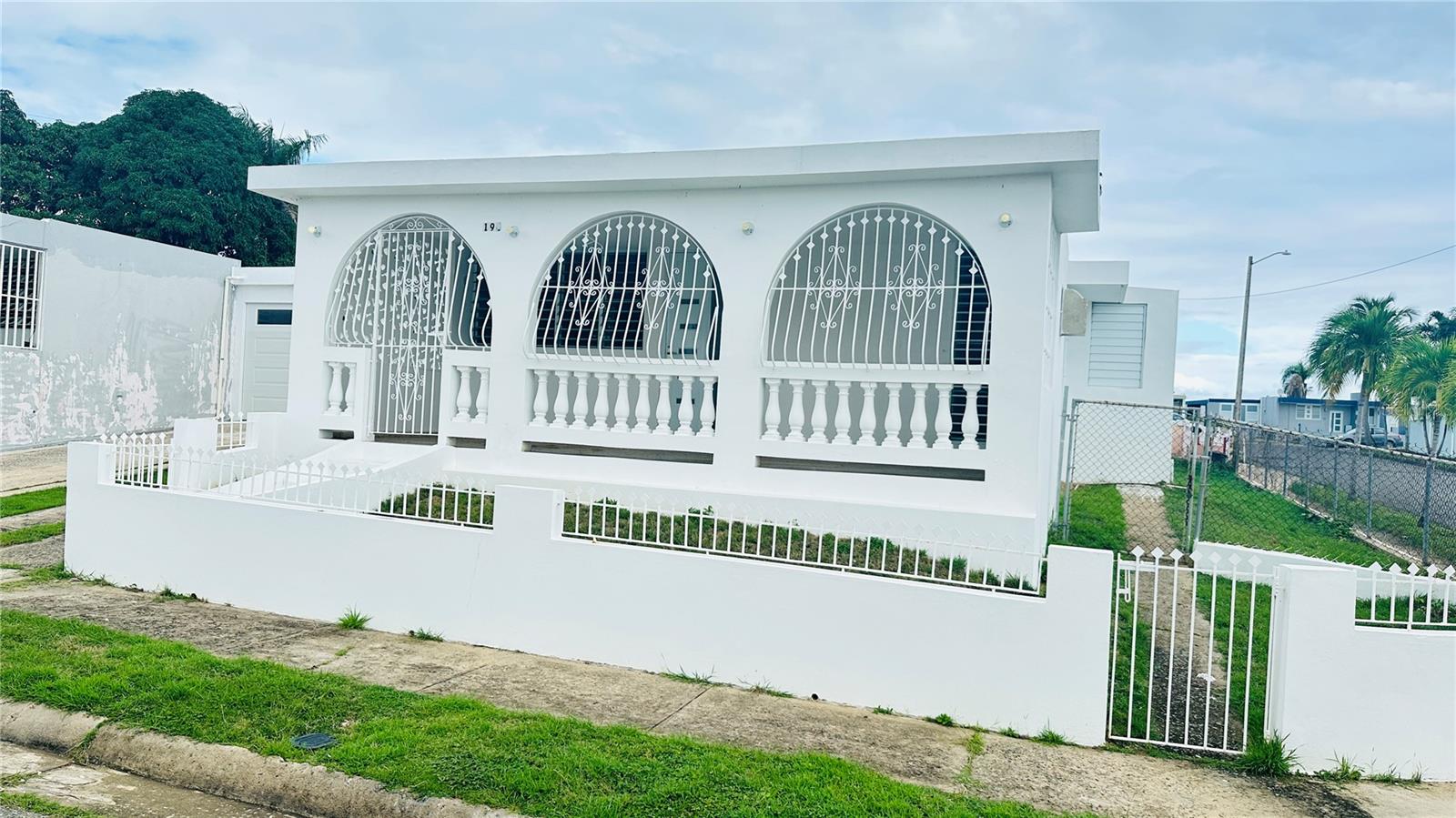 Santa Isidra II, corner property with 3 bedrooms and 2 bathrooms. Remodeled kitchen, bathrooms, doors and windows. Polished floors. Carport and patio with fence. Cistern and line heater. Requirements: Credit report, income verification, and certificate of good conduct.