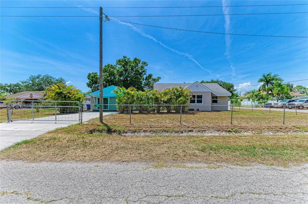 Photo of 901 Oak Street SW, Ruskin, FL 33570 (MLS # A4698086)