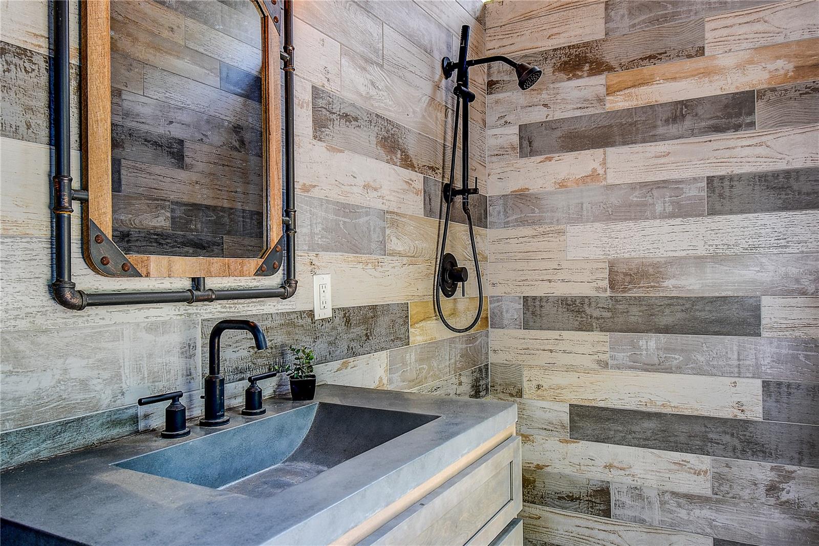 GULF COAST ACRES - Residential