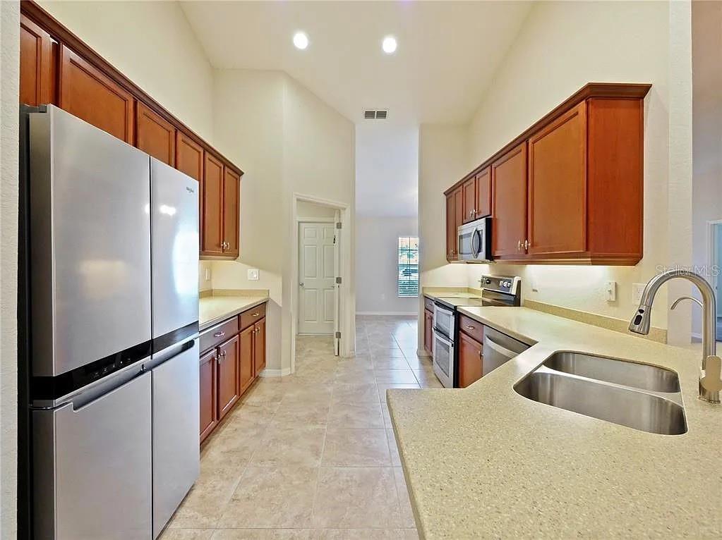 WATERS EDGE/THE LAKES - Residential