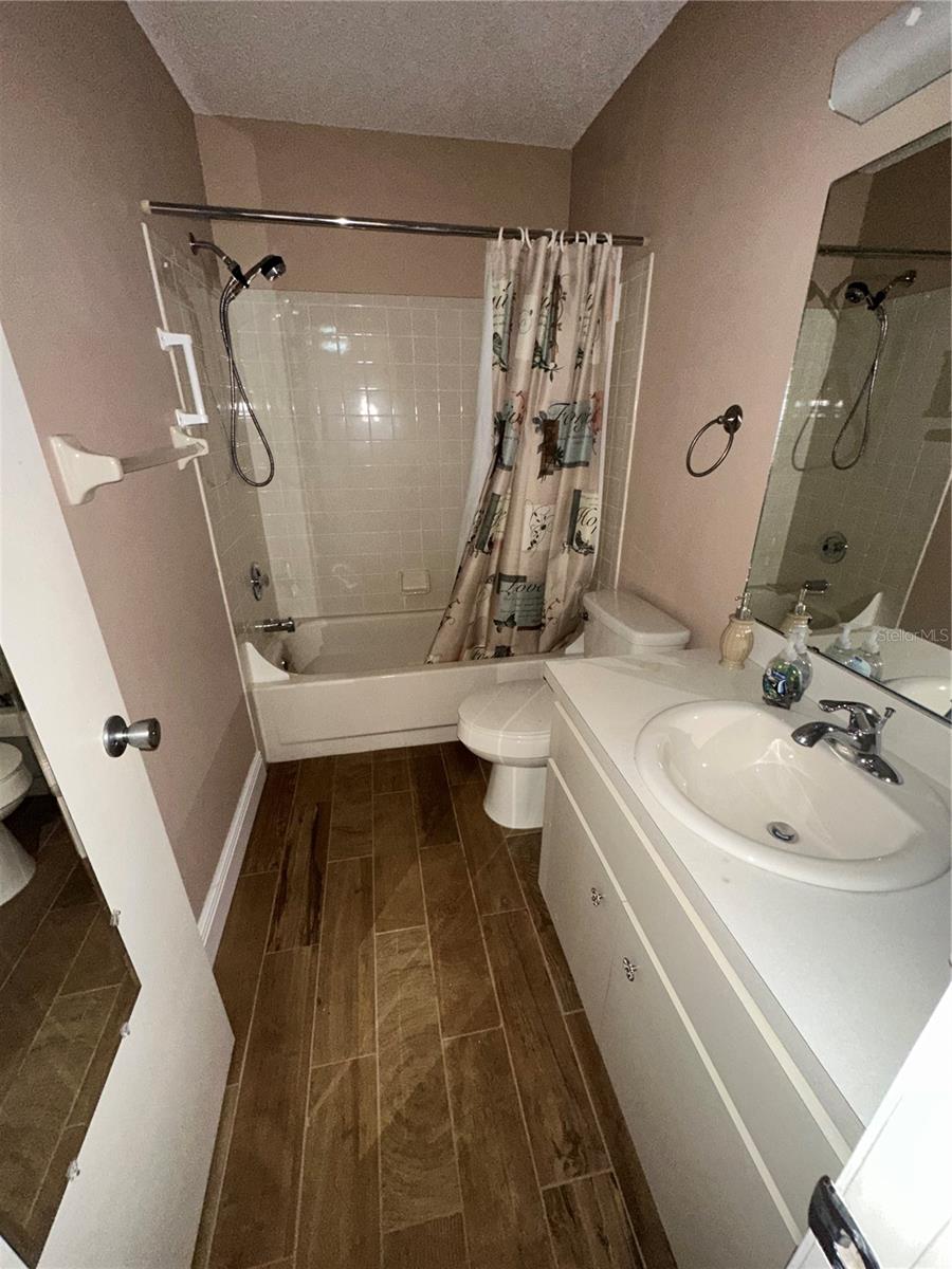 CIRCLE SQUARE WOODS - Residential