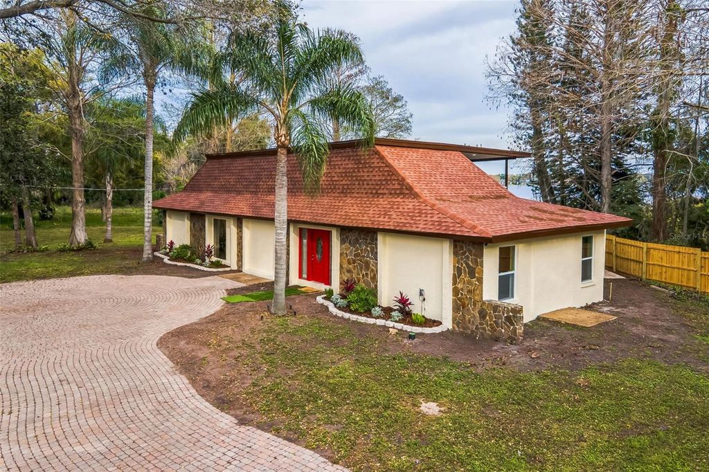 Photo of 14333 Lake Magdalene Boulevard, Tampa, FL 33618 (MLS # TB8423151)