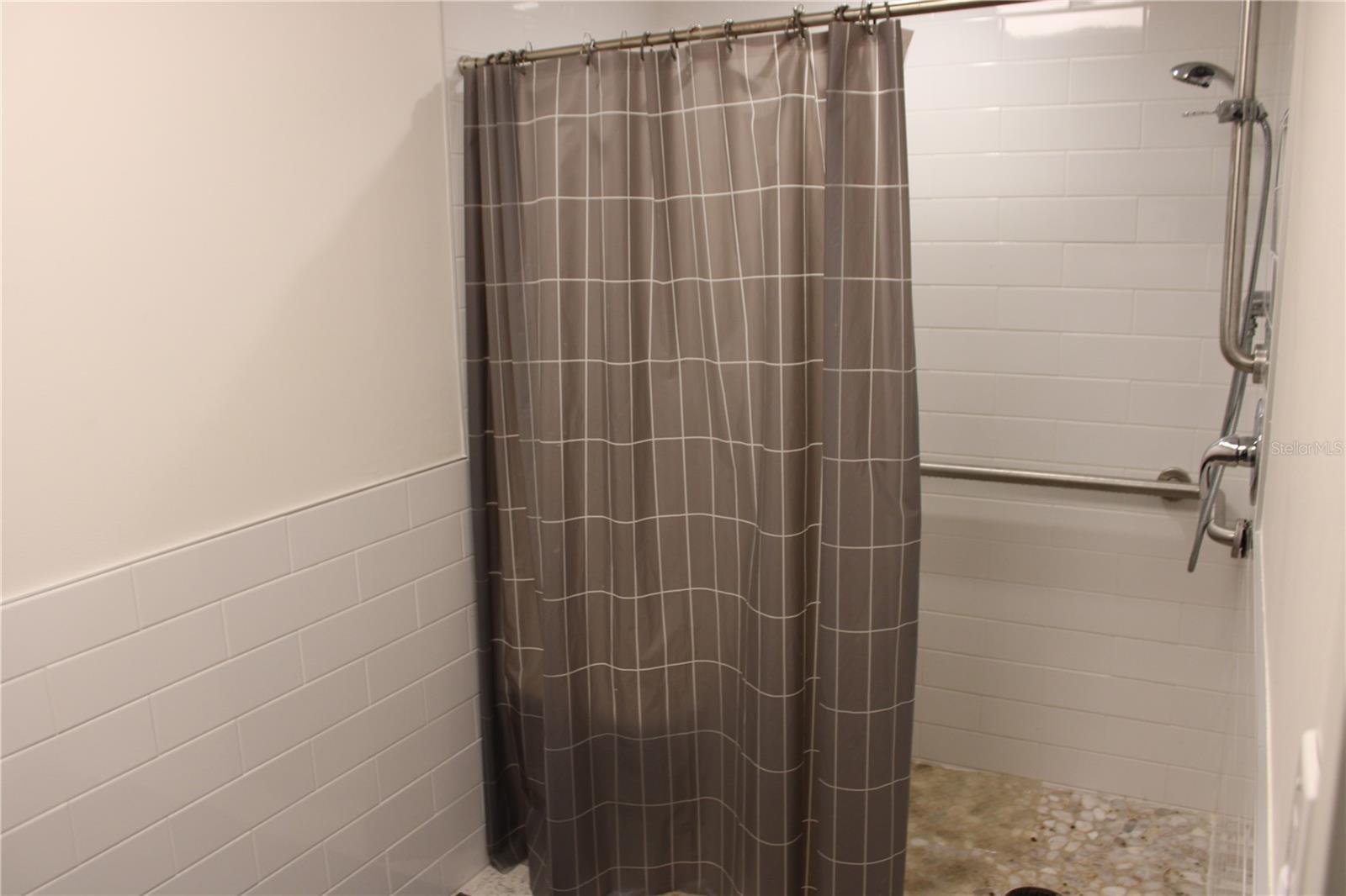 CONRADES ADD TO LARGO - Commercial Lease