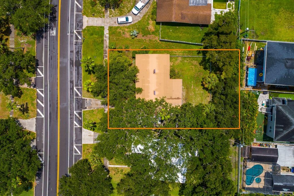 Photo of 620 E Davis Boulevard, Tampa, FL 33606 (MLS # TB8424400)