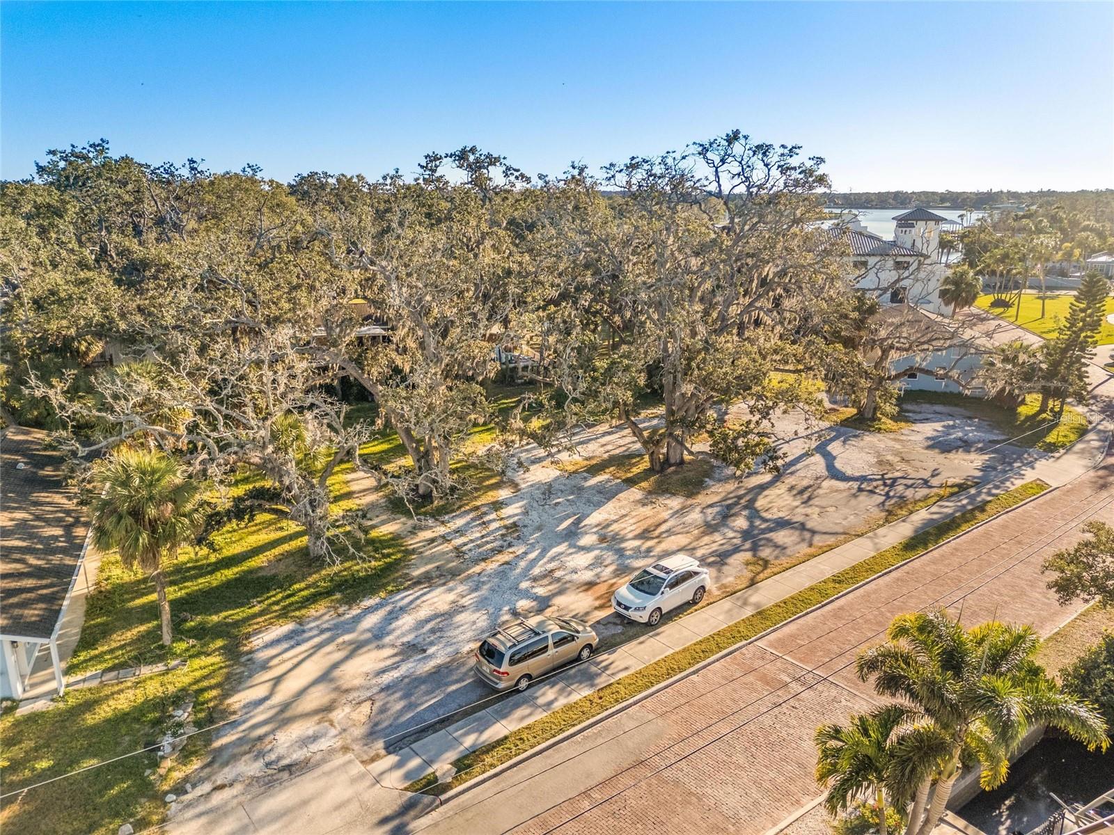 COCORIS & ALEFANTIS SUB - Land