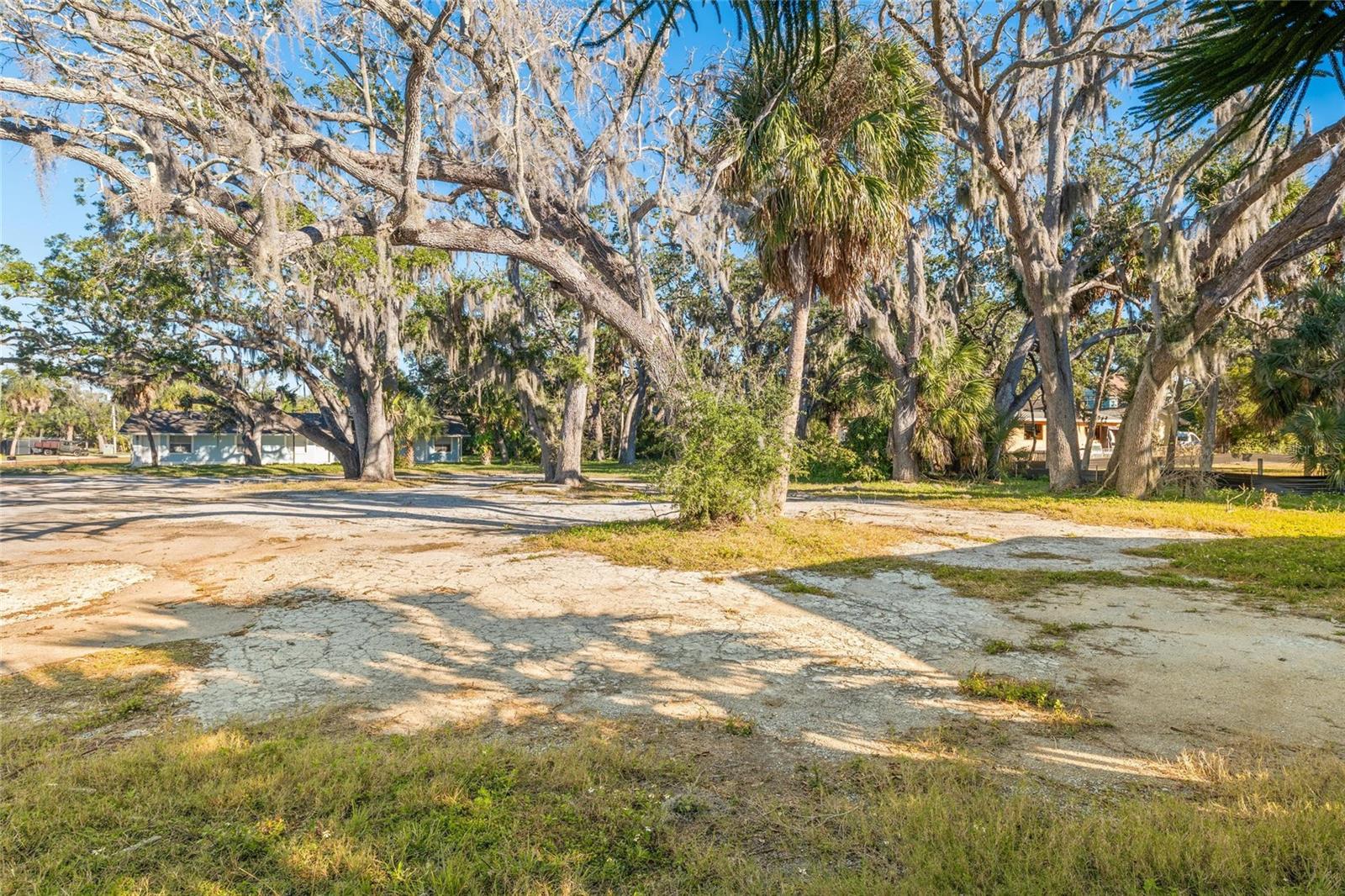 COCORIS & ALEFANTIS SUB - Land