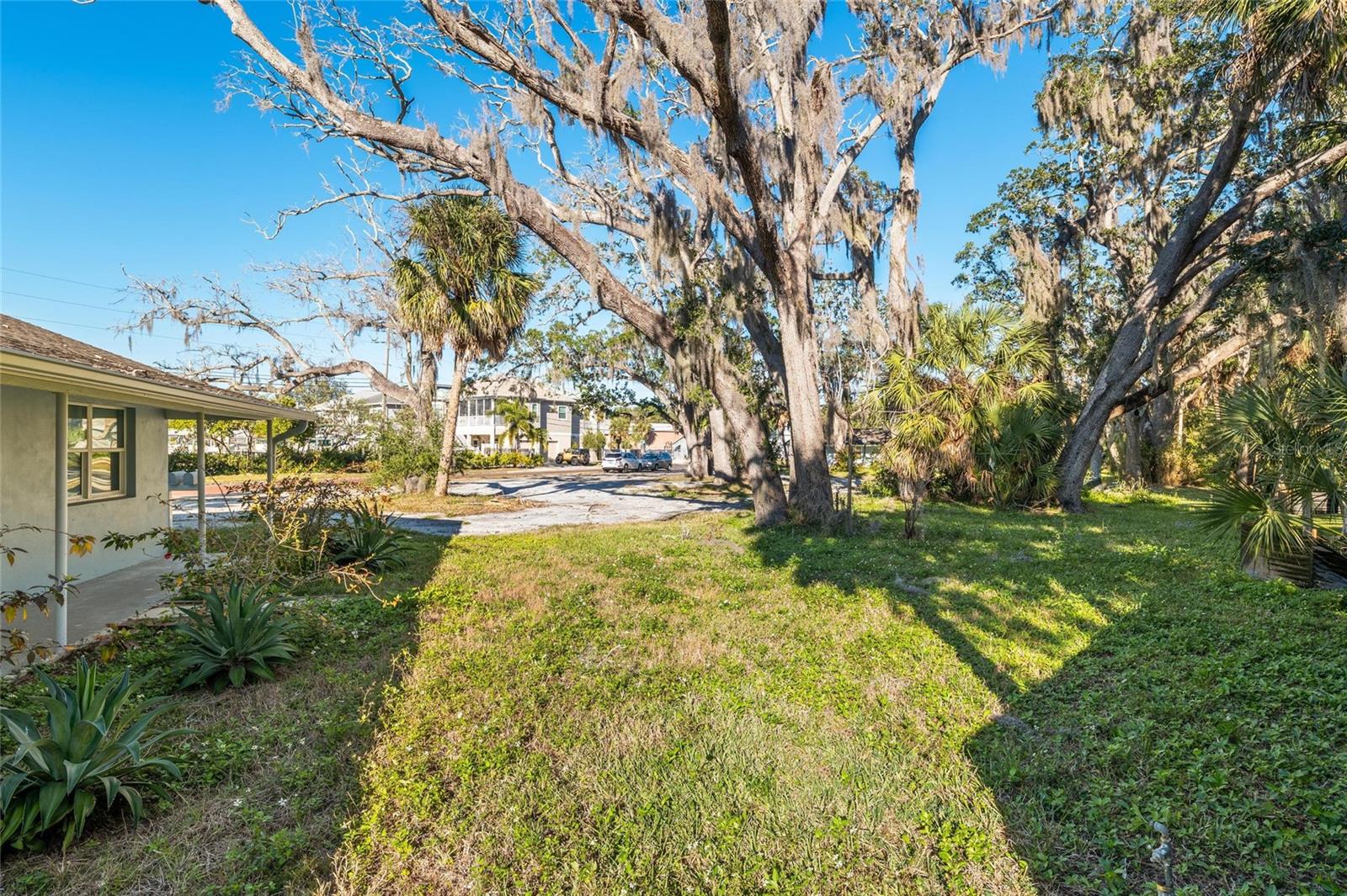 COCORIS & ALEFANTIS SUB - Land