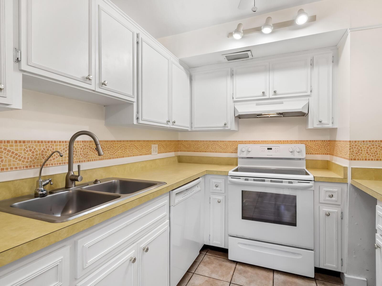 SUMMER LAKES - Residential Lease