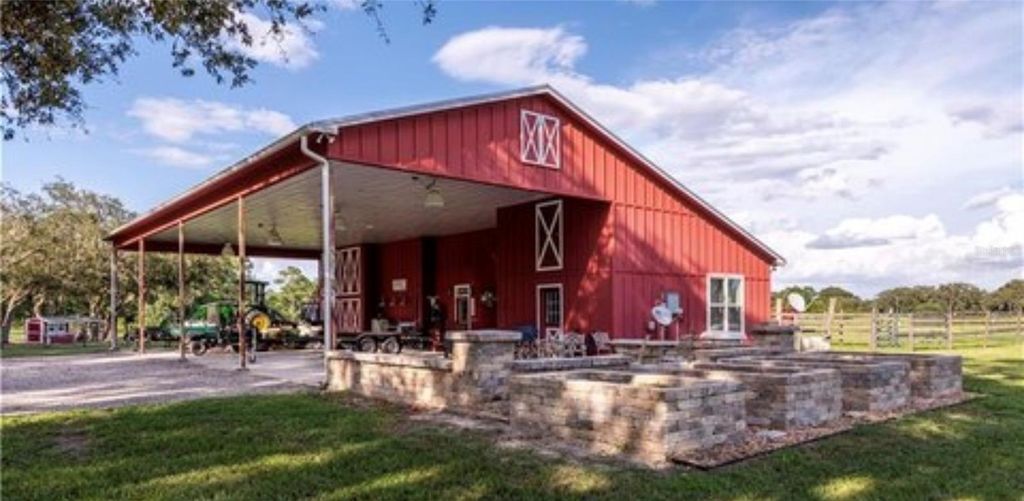 Photo of 15120 SE 85th Street, Ocklawaha, FL 32179 (MLS # OM723291)