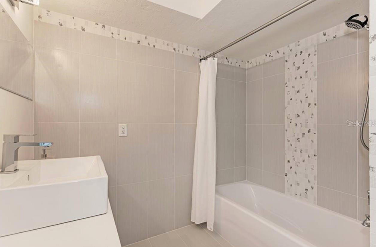 SOUTHPOINTE SHORES - Residential Lease