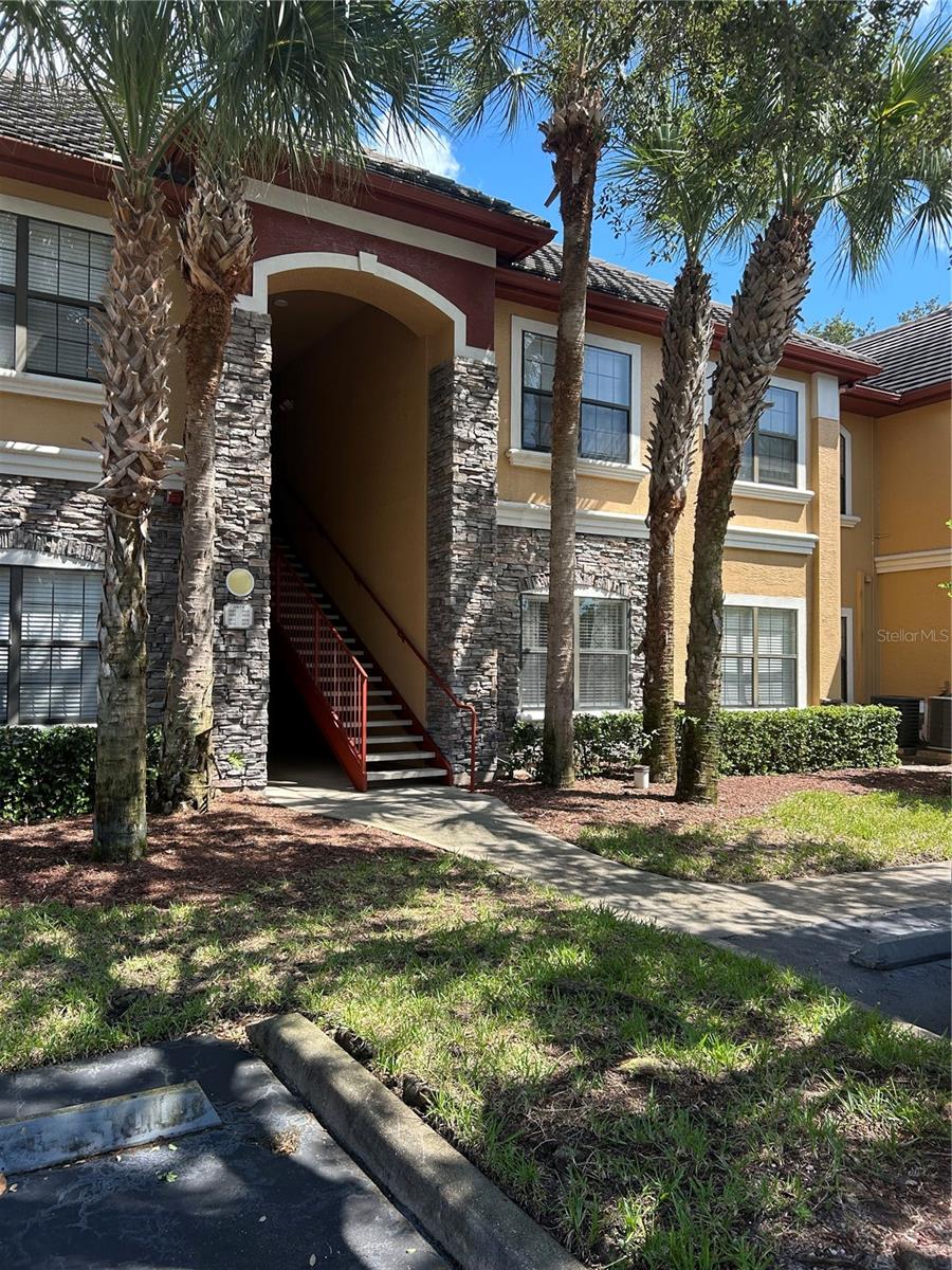 Move in ready ground floor corner unit in highly desirable Tuscany at Innisbrook. Kitchen, bath and floors recently remodeled. In unit washer and dryer that convey. Low monthly HOA fee that includes internet, maintenance, access to two pools, BBQ areas, dog park, tennis courts, playground, clubhouse with full kitchen, fitness center and pool room - truly resort living! Adjacent to world famous Innisbrook Golf Resort, home of the PGA Valspar Championship.. Close to beaches, shopping, restaurants and airports.