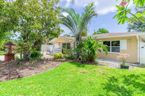 Photo of 113 Maplewood Avenue, Clearwater, FL 33765 (MLS # TB8396123) Photo of 113 Maplewood Avenue, Clearwater, FL 33765 (MLS # TB8396123)