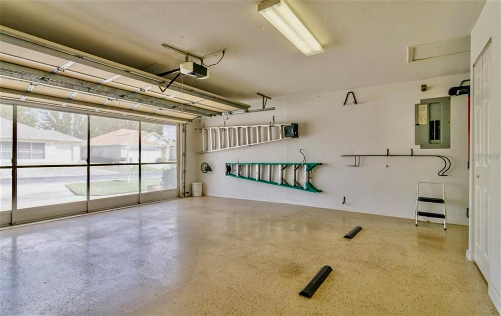 OCALA PALMS UN VI - Residential Lease