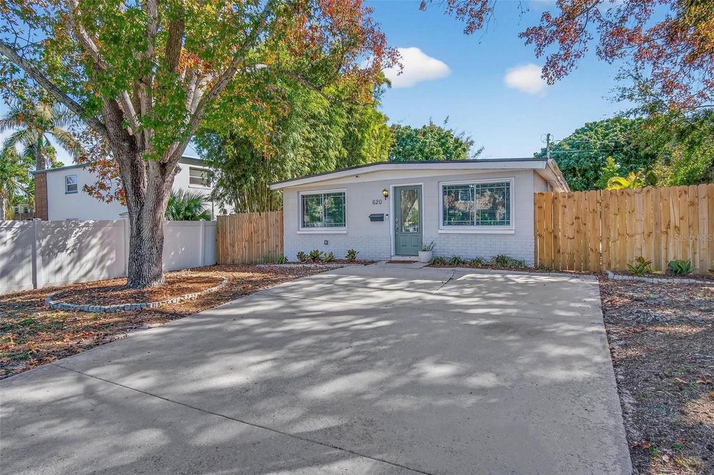 Photo of 620 50th Avenue N, St Petersburg, FL 33703 (MLS # TB8470360)