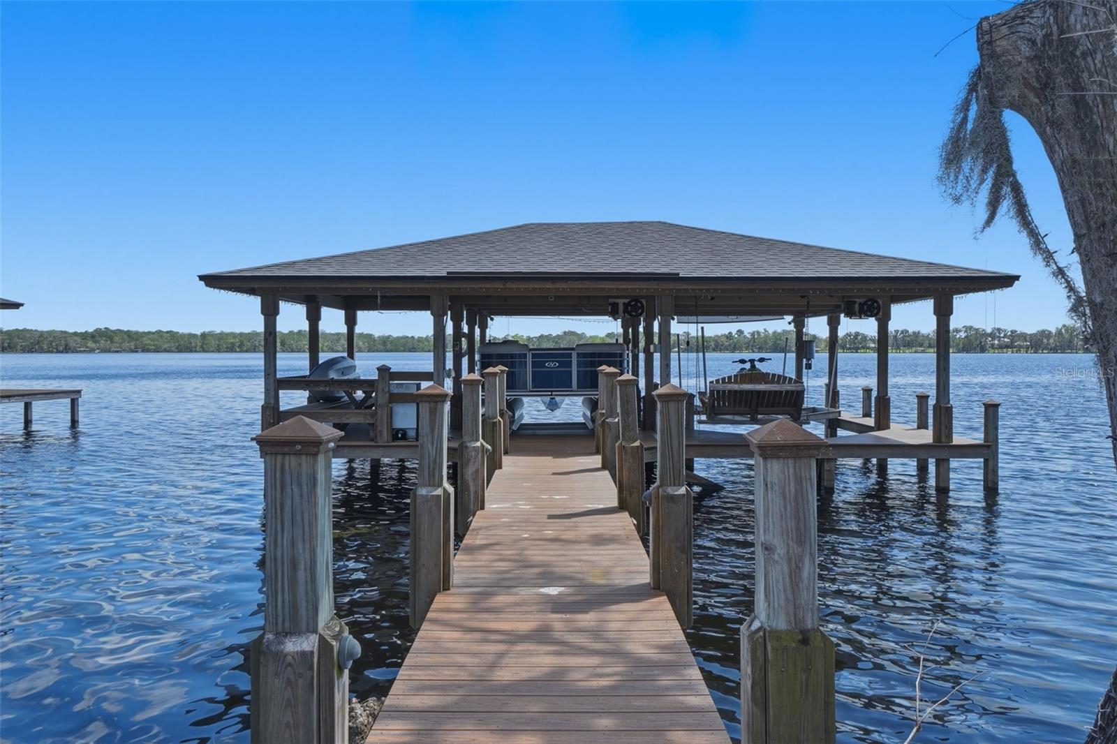 LAKE MILLS SHORES - Residential
