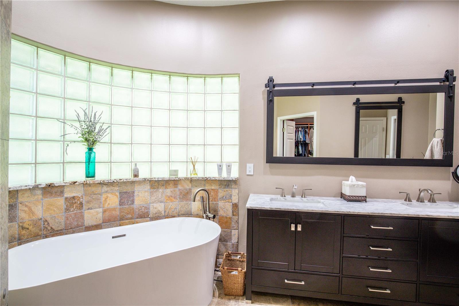 MOUNT DORA LANA - Residential