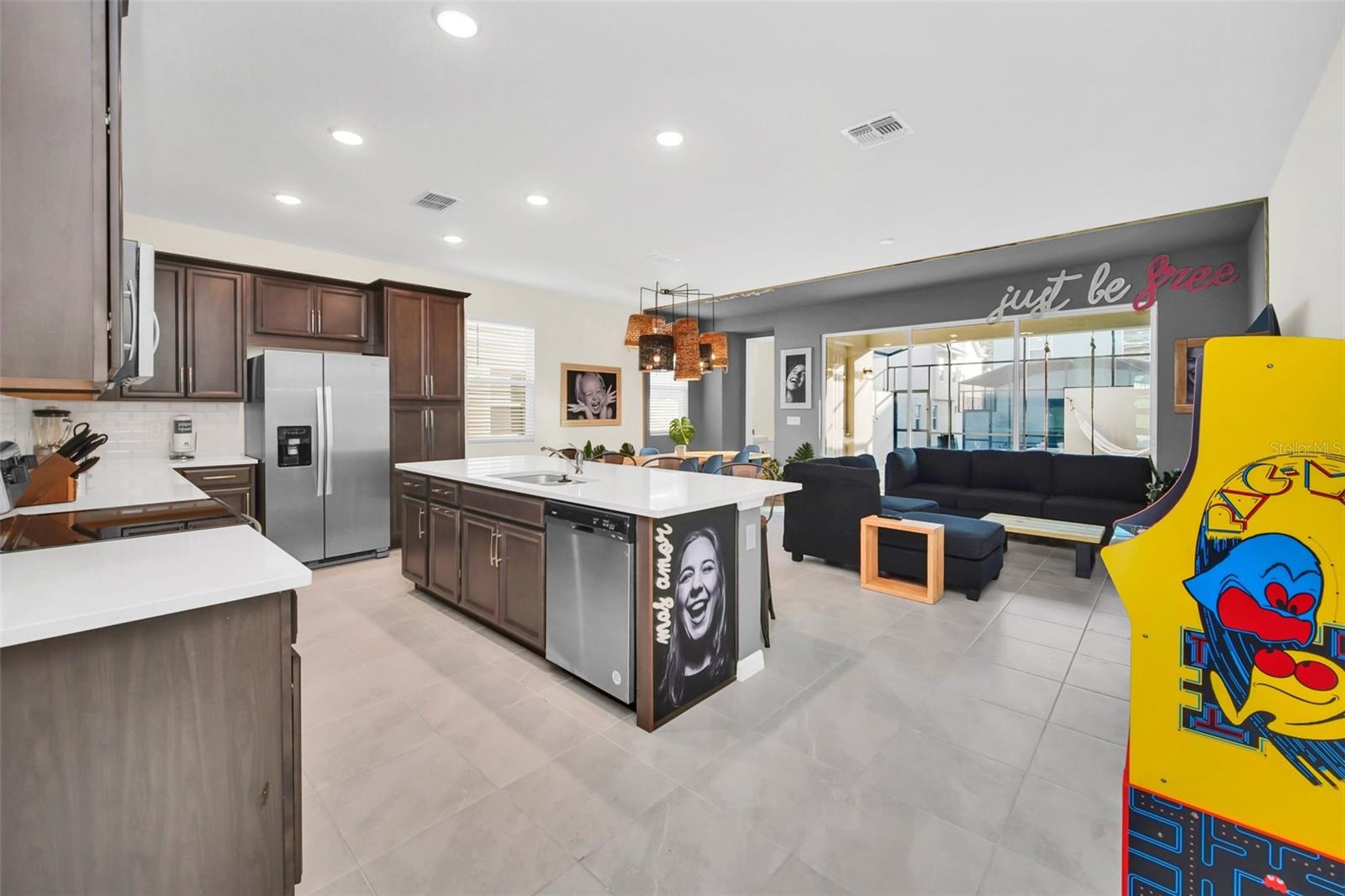 1672 TROPICAL PALMS CIRCLE