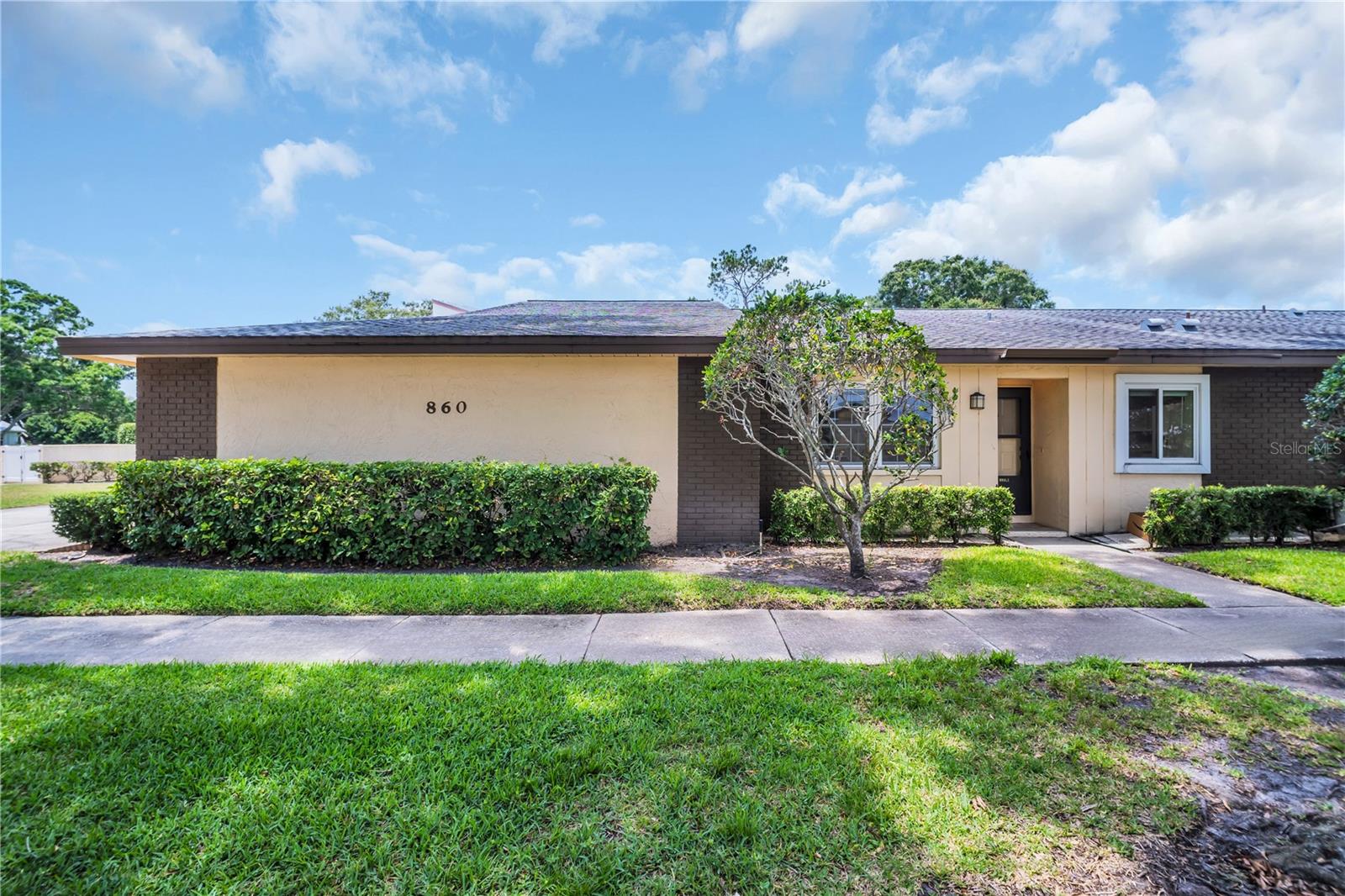 860 MACLAREN DRIVE N A