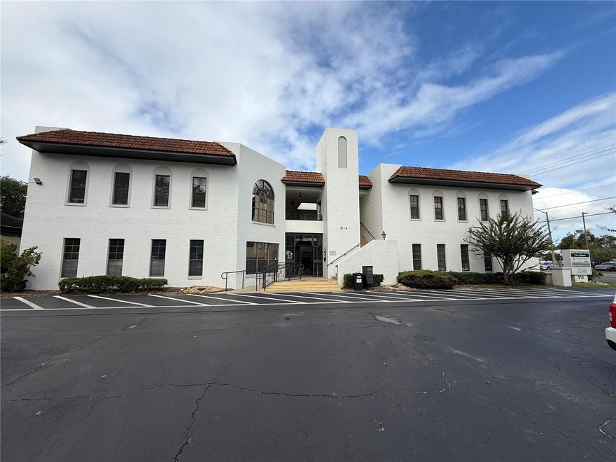 Now available, this centrally located first-floor office space offers excellent visibility directly on high-traffic E Silver Springs Boulevard, with an average daily traffic count of 31,000. The suite features a well-designed layout that includes five private offices, a built-in reception area, and a large open workspace, making it ideal for a variety of professional uses. Zoned B-2, the property provides flexibility for many types of businesses, from traditional offices to specialized services. Additional highlights include ample parking in a private lot and a prime location just 0.5 miles from Ocala’s Downtown Square, surrounded by numerous dining, shopping, and business amenities.