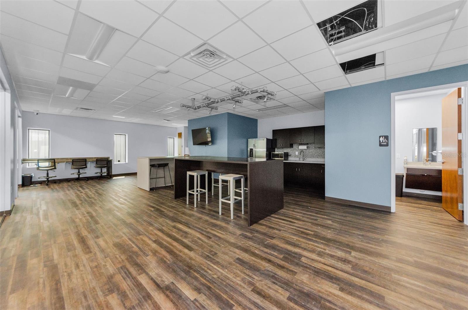 PINELLAS GROVES - Commercial Lease