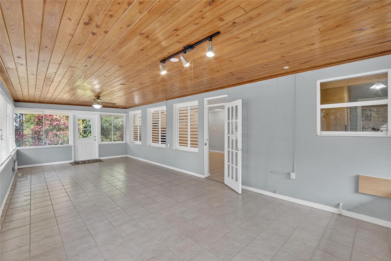 SUNSET PARK - Residential Lease